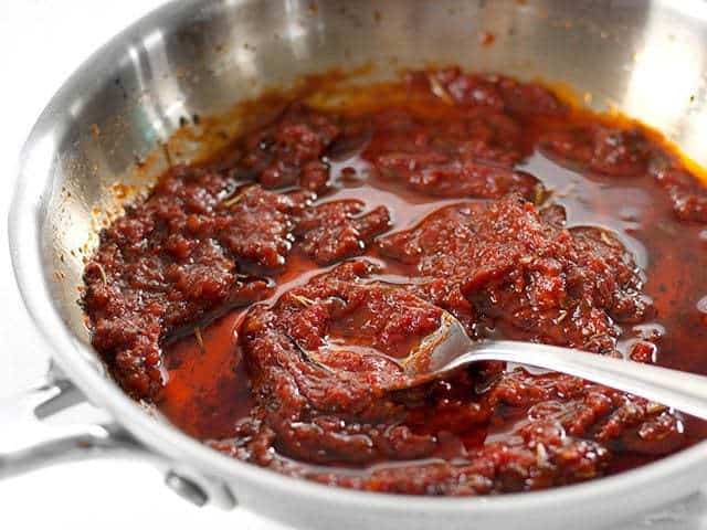 Tomato sauce without sun-dried tomatoes in a bowl.