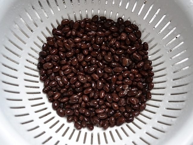 black beans in colander to rinse 