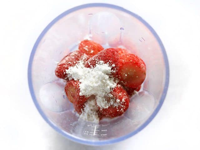 Powdered Sugar and strawberries in the blender