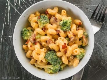 This One Pot Bacon Broccoli Mac and Cheese is fast, easy, and absolutely fool proof. This sauce stays smooth and creamy! BudgetBytes.com